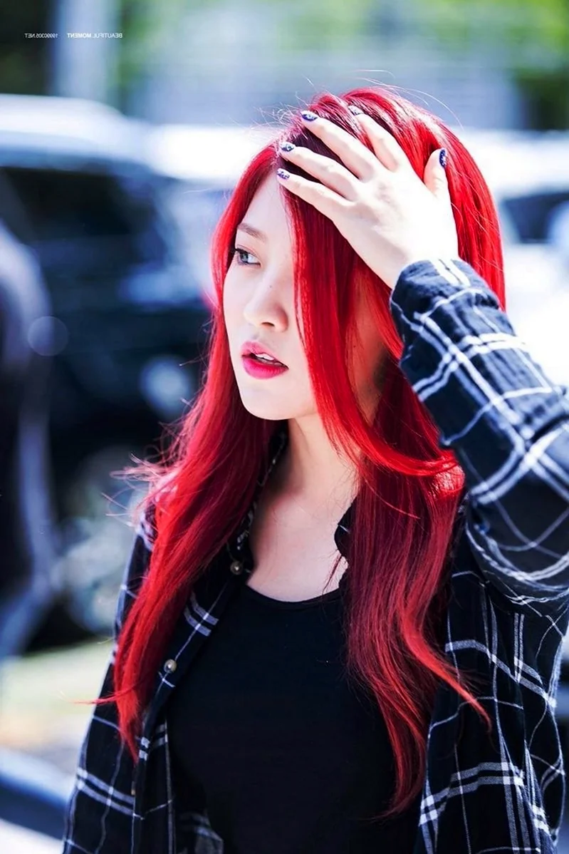 Йери Red Velvet с красными волосами