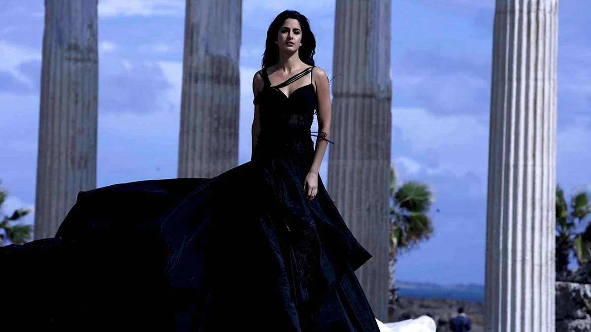 Катрина Каиф в черном платье