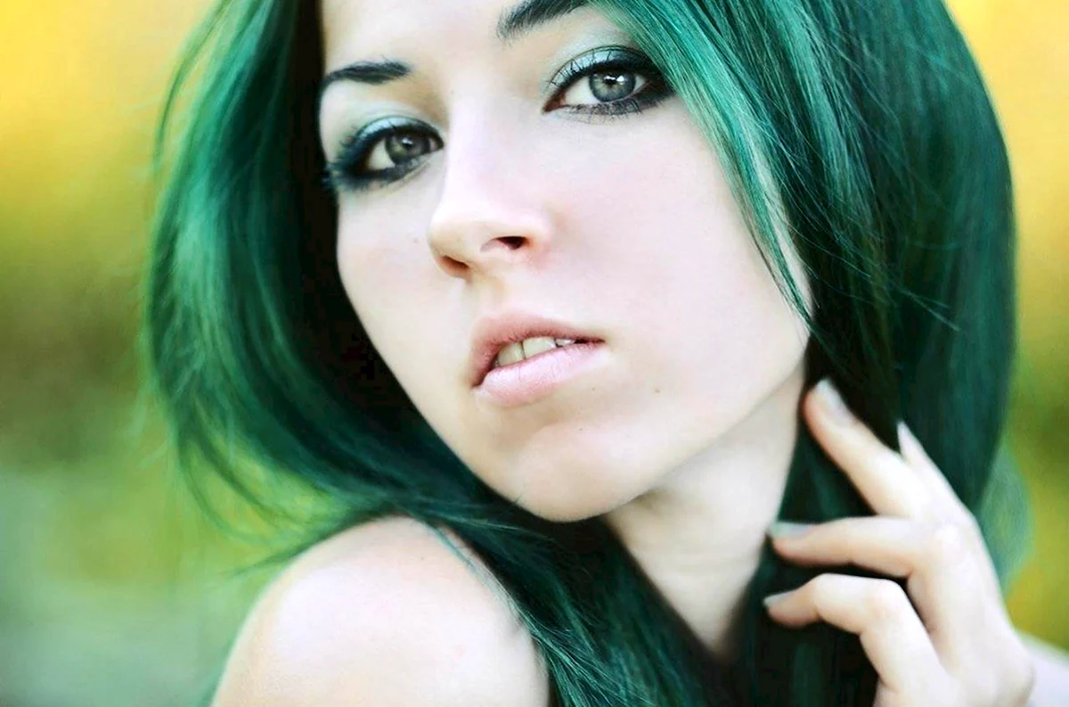 Хлоя Норгаард с зелёными волосами