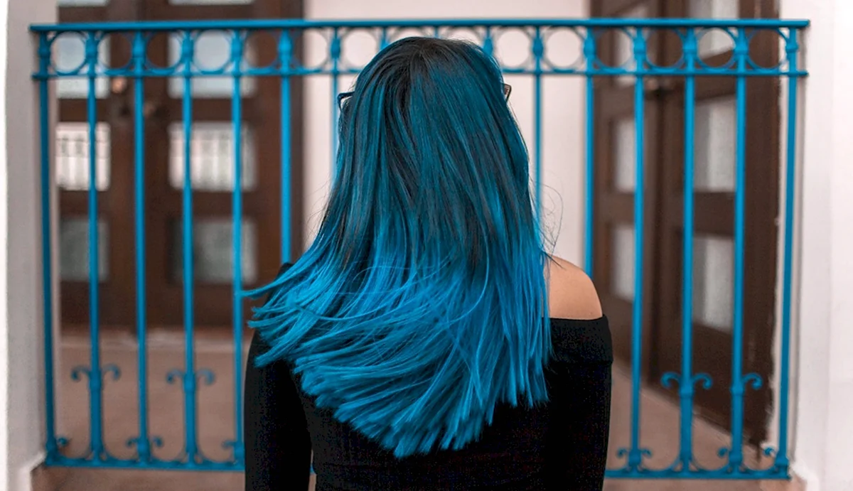 Кира Рауш с синими волосами