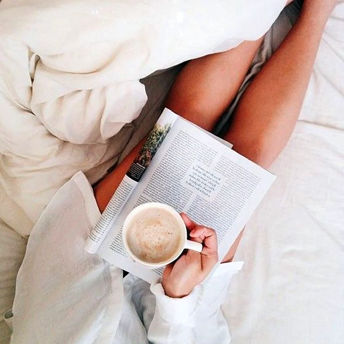 Кофе и книжка в постели