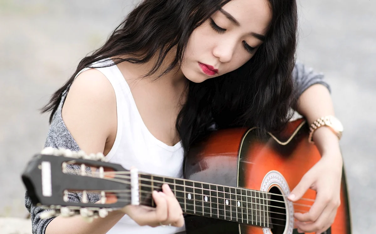 Кореянка с гитарой