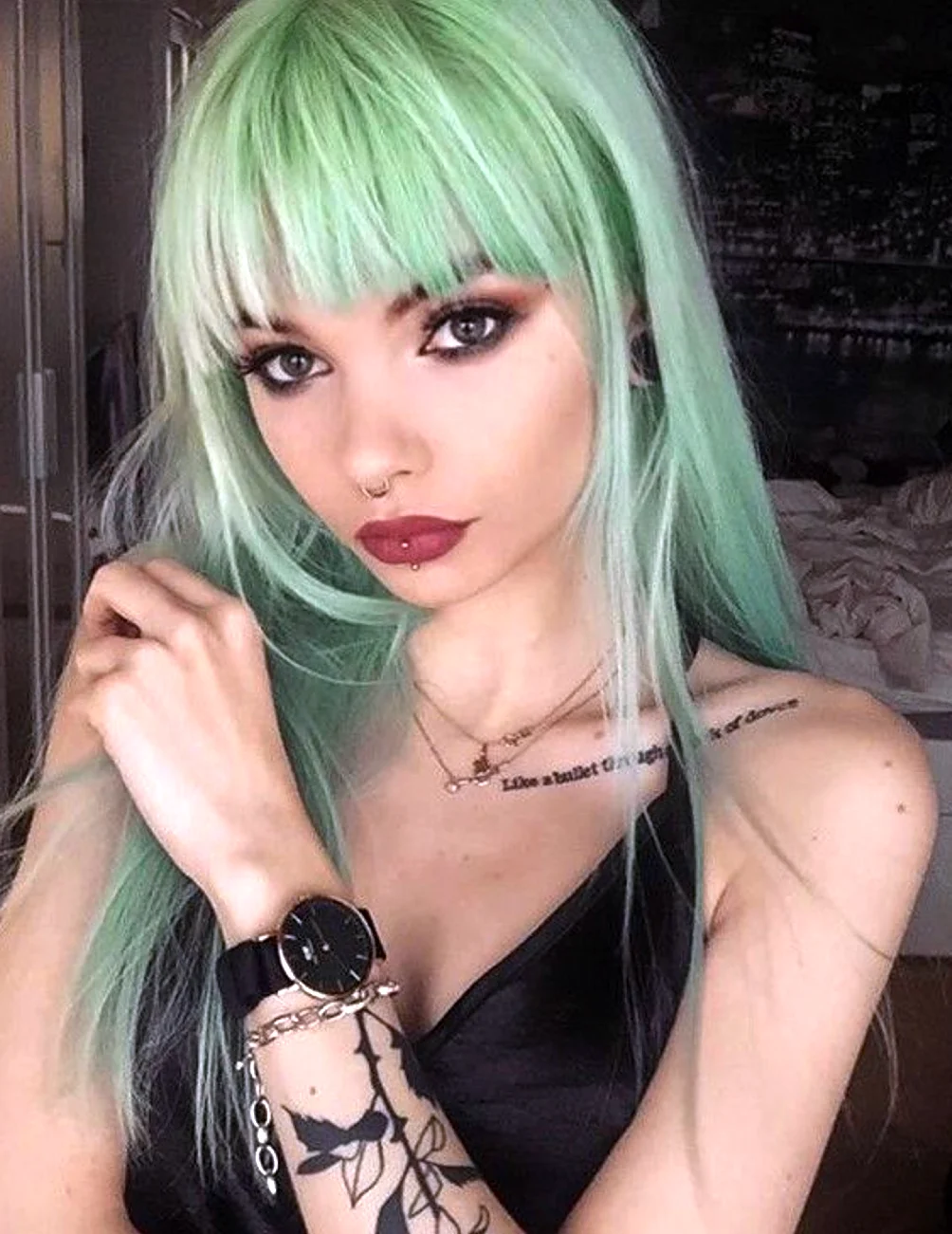 Красивая девушка с зелеными волосами