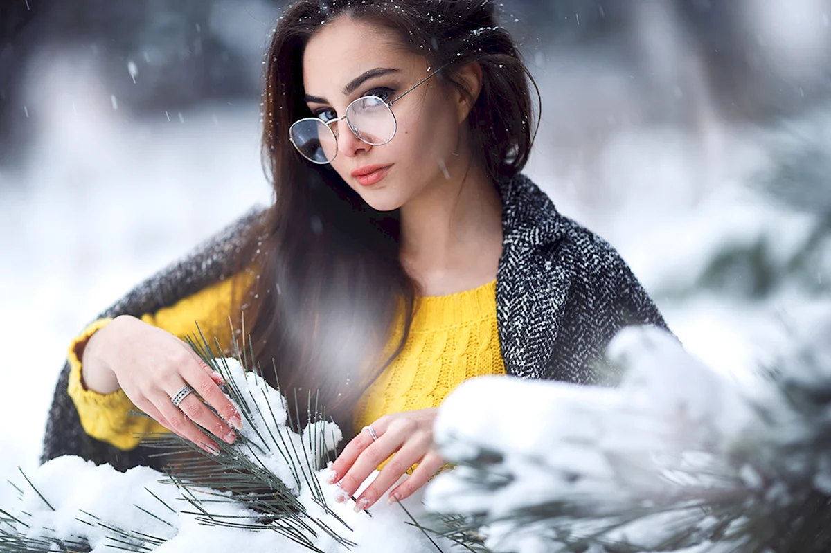 Красивая женщина зимой