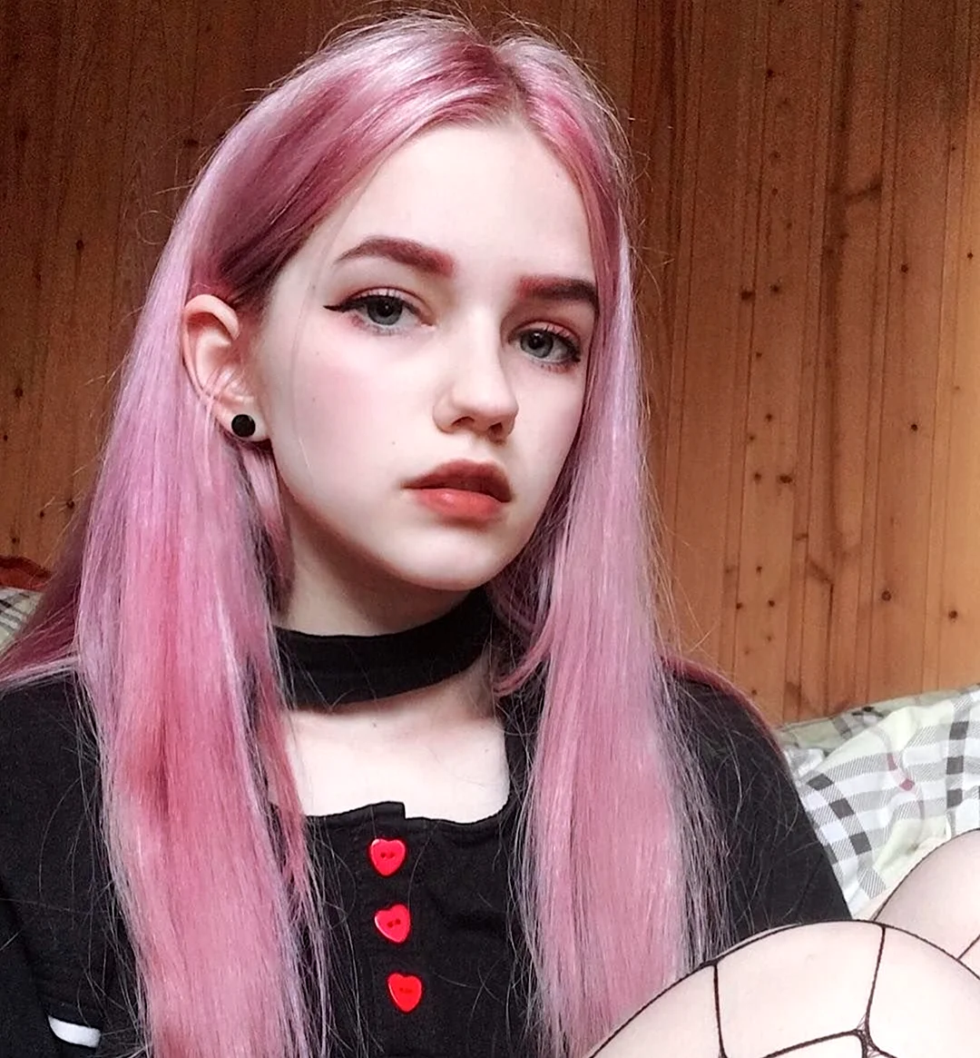 Красивые девушки с розовыми волосами