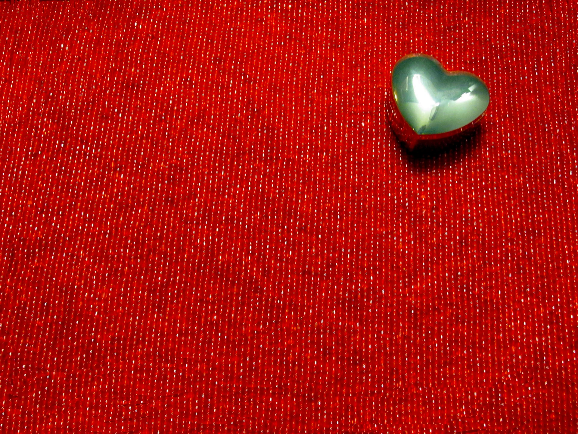 Красное сердце блестящее