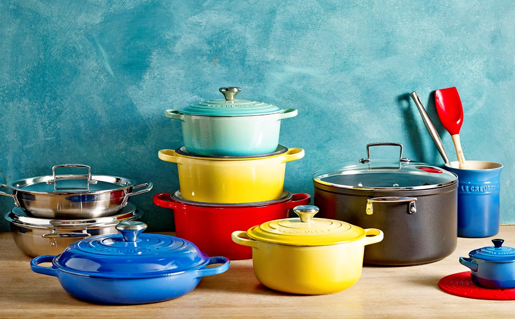 Виды покрытий посуды. Казан le Creuset. Кастрюли la Creuset. Le Creuset посуда. Le Creuset кастрюля чугунная.