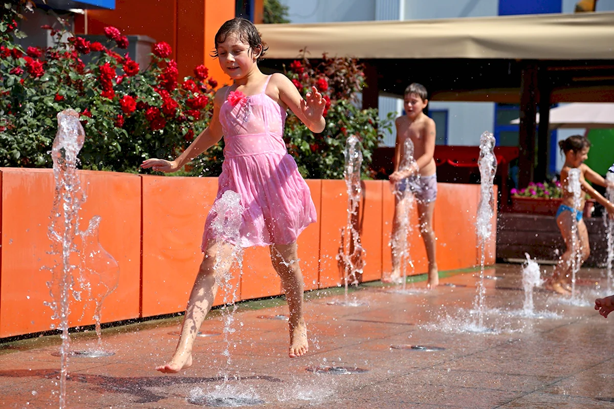 Лето жара фонтан дети