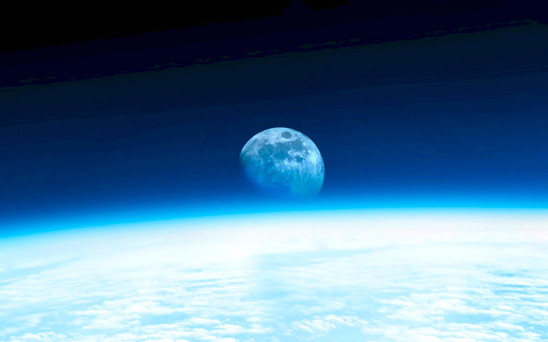 Луна в космосе