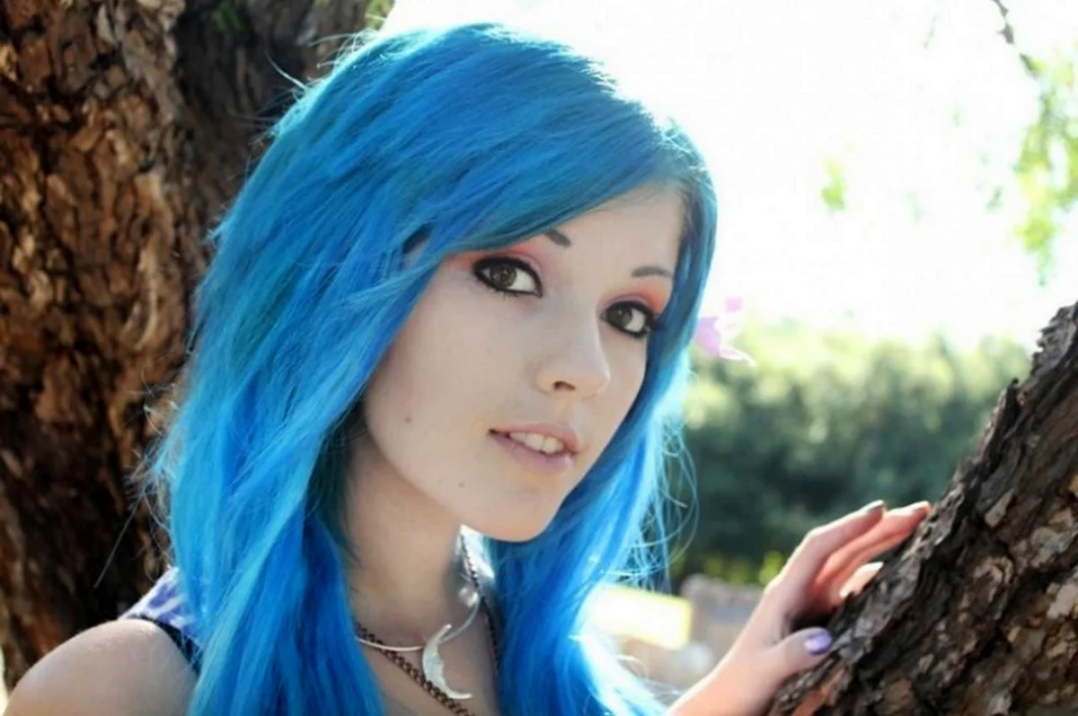 Мия Бойко с синими волосами