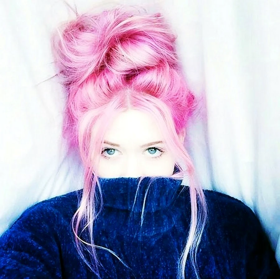 Милая девочка с розовыми волосами