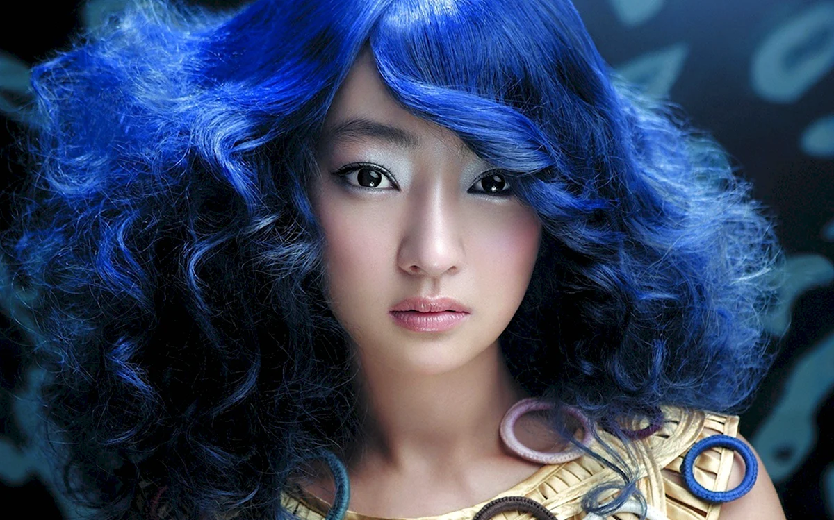 Модель с синими волосами