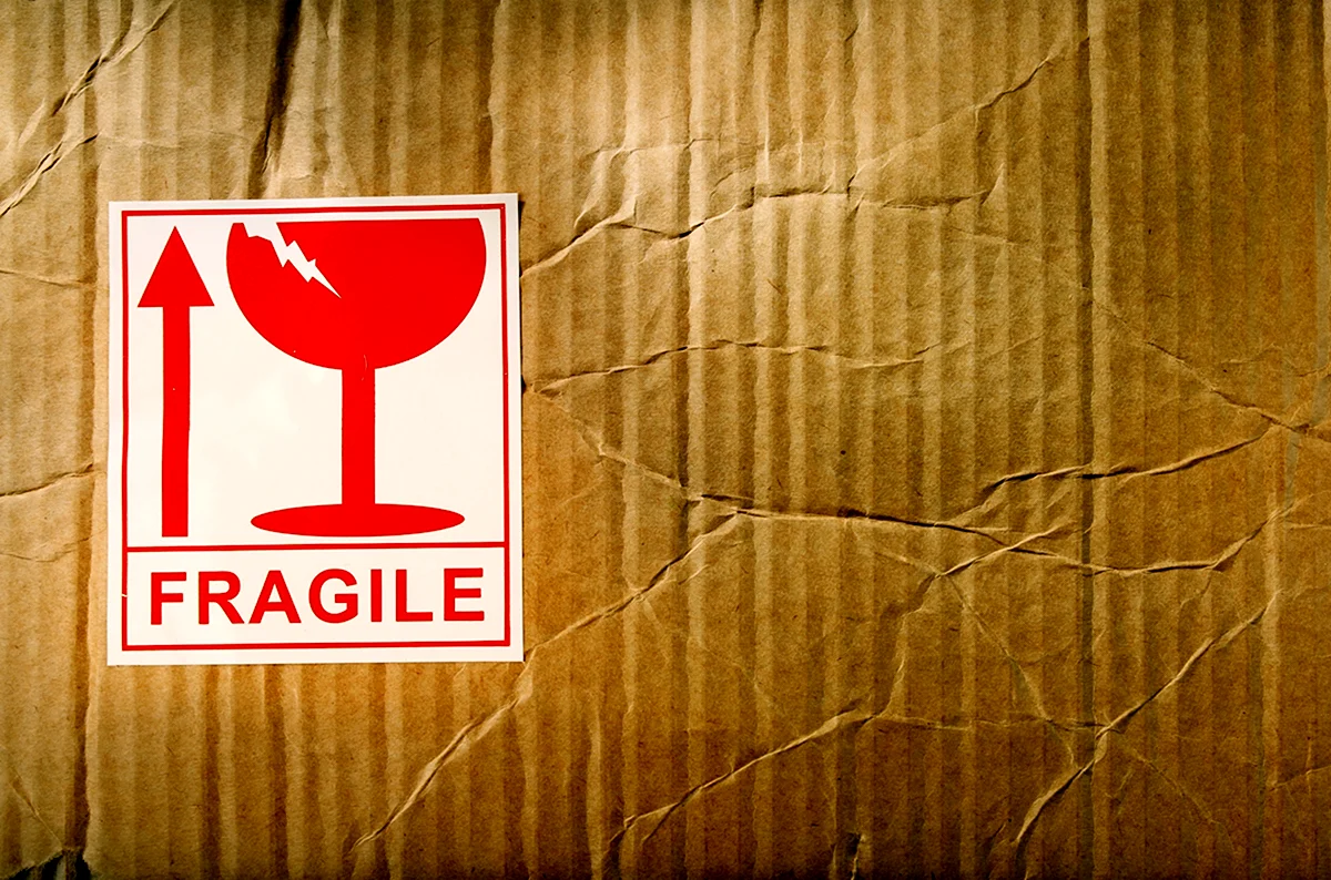 Надпись fragile на коробках