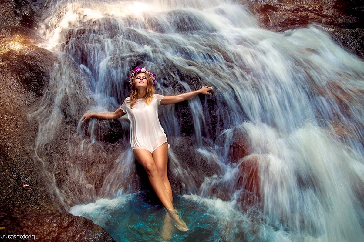 Наталья Фрей в водопаде
