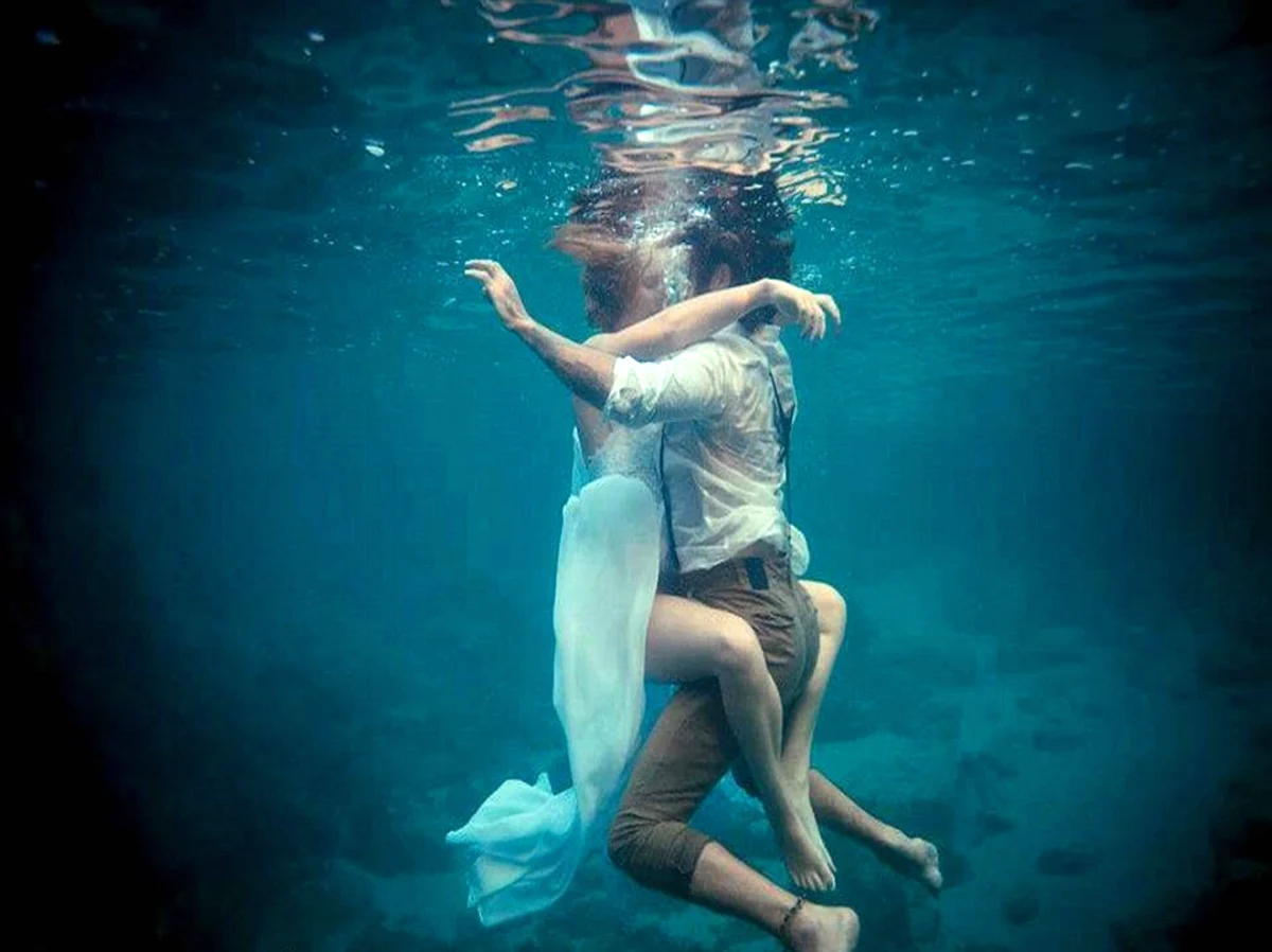 Пара под водой