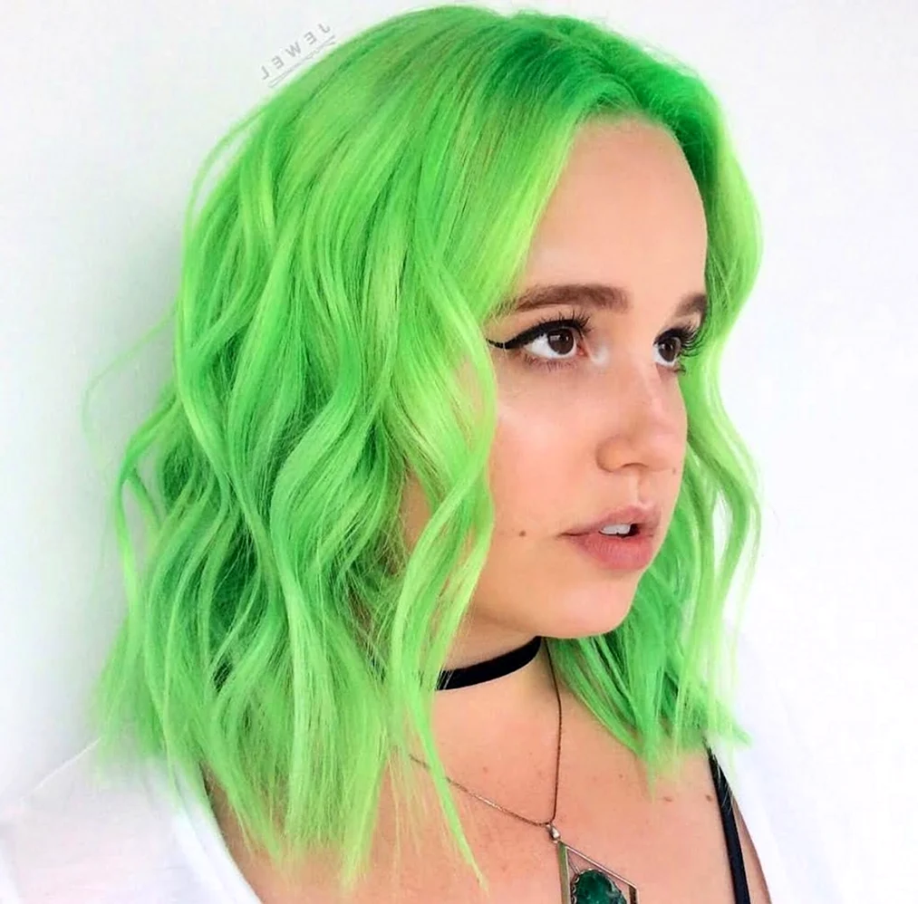 Пейтон с зелеными волосами