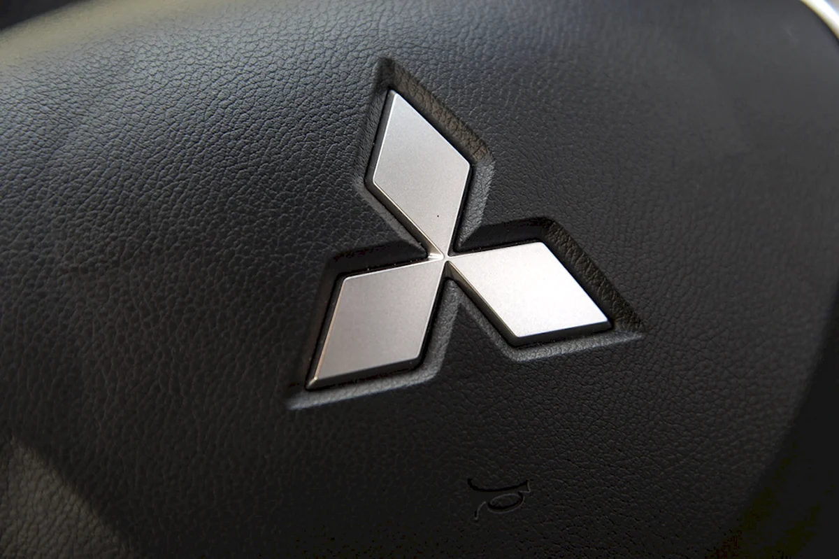 Передняя камера в логотип Митсубиси ASX