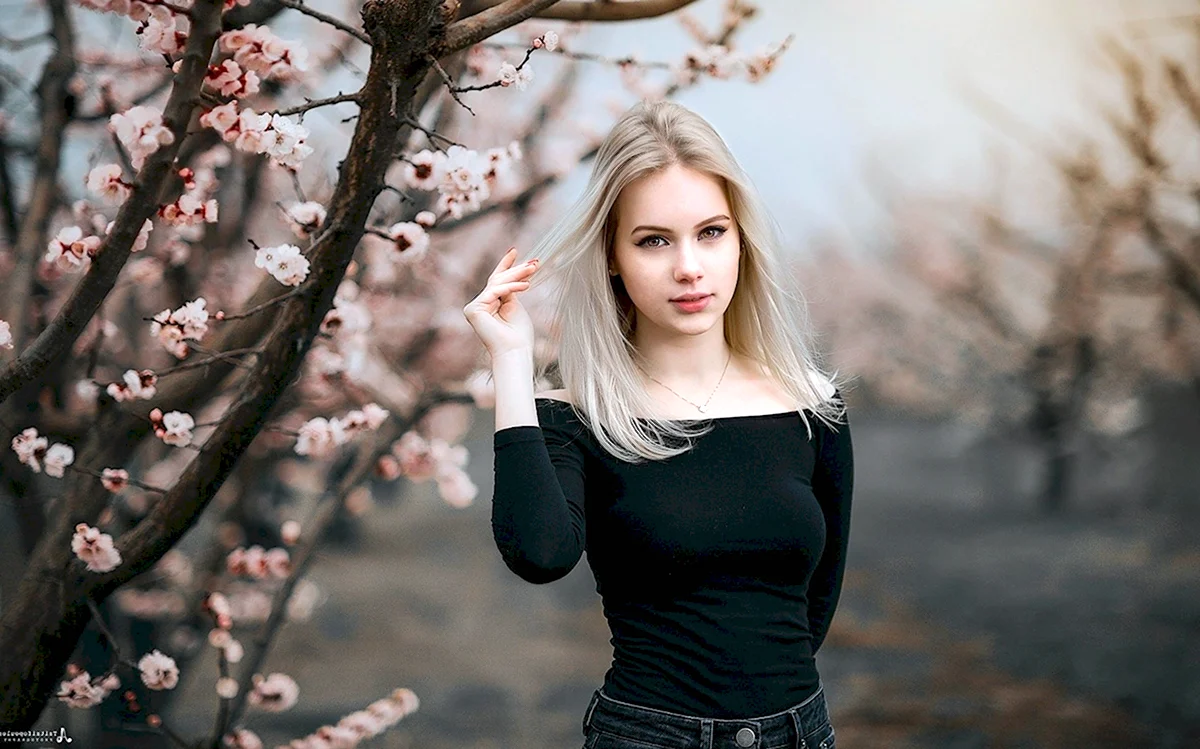 Портрет на фоне цветущих деревьев