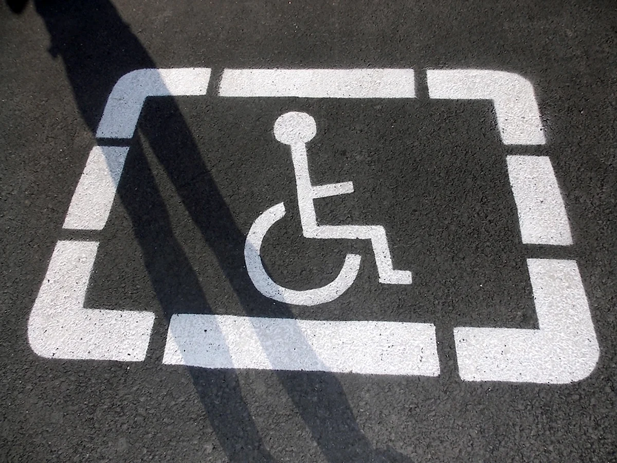 Разметка мест для инвалидов на парковке