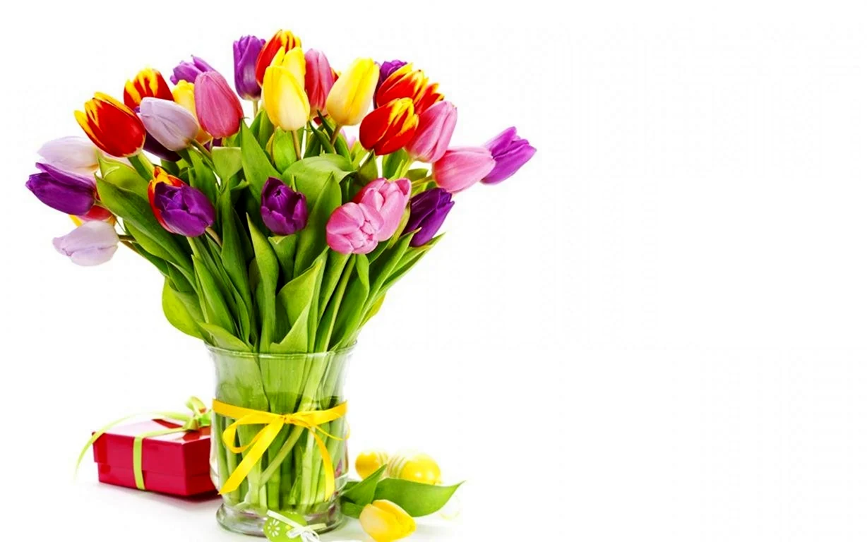 Разноцветные тюльпаны в вазе