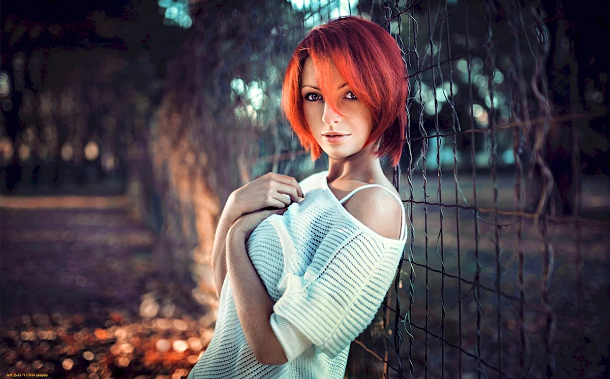 Рыжая девушка с короткими волосами