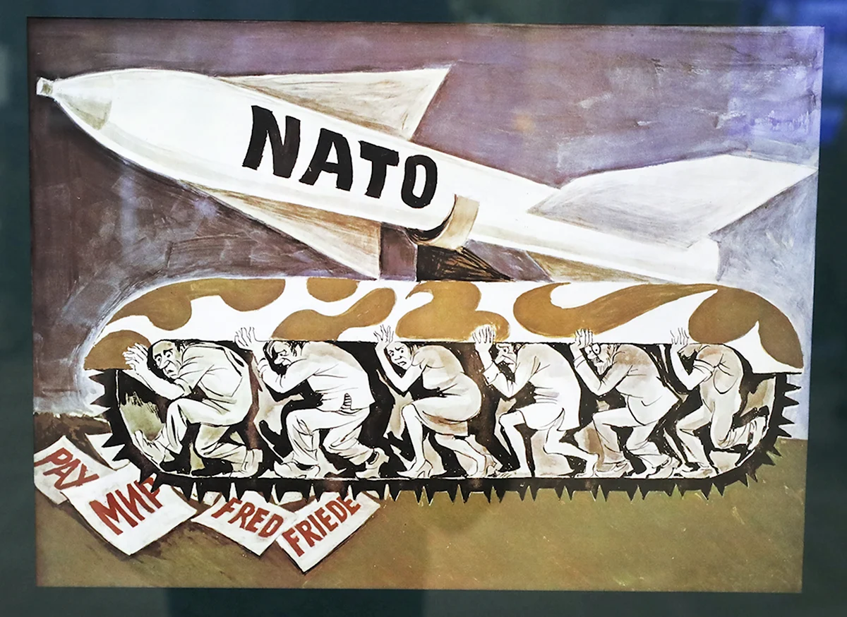 Советские антинатовские плакаты