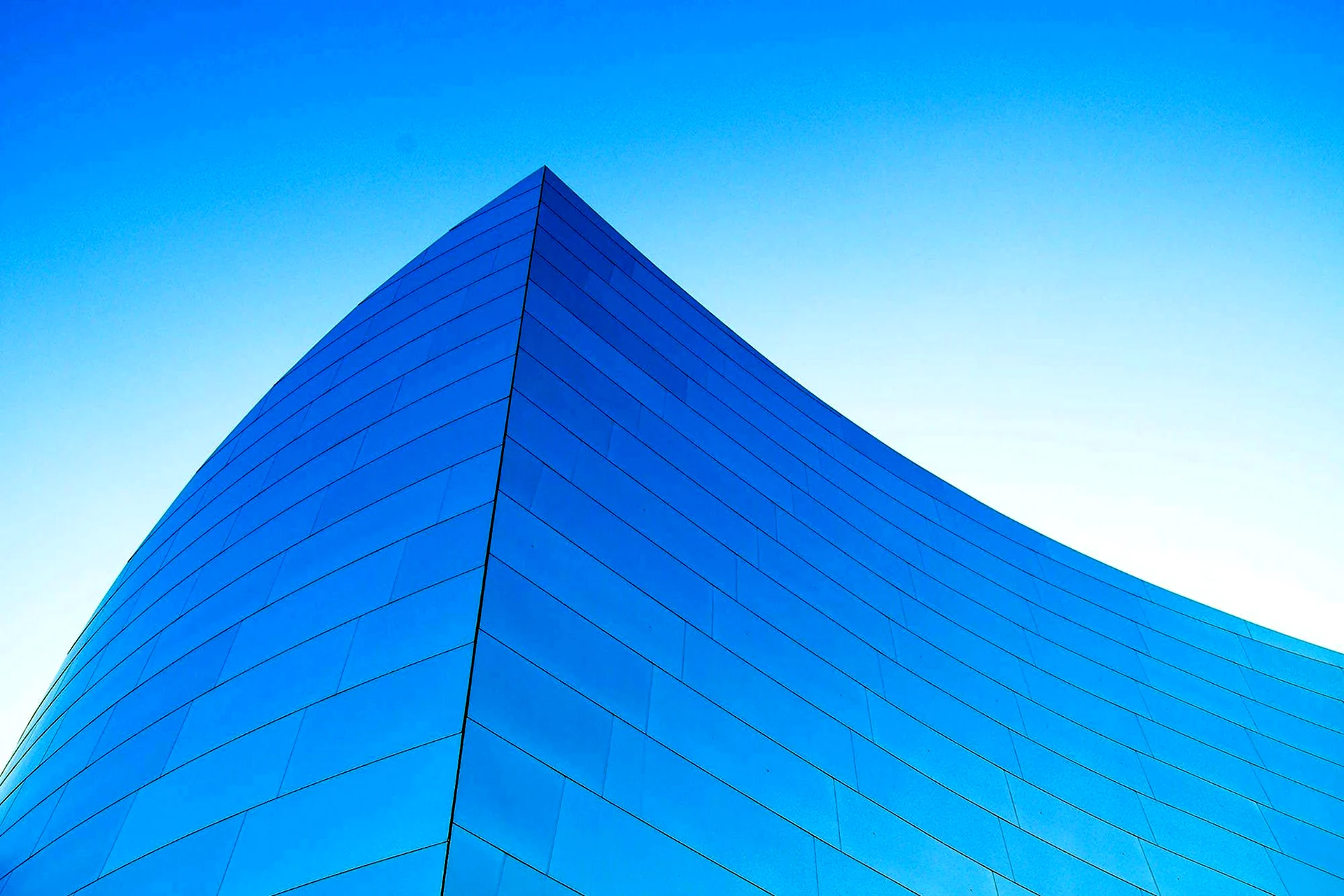 Современная архитектура на синем фоне