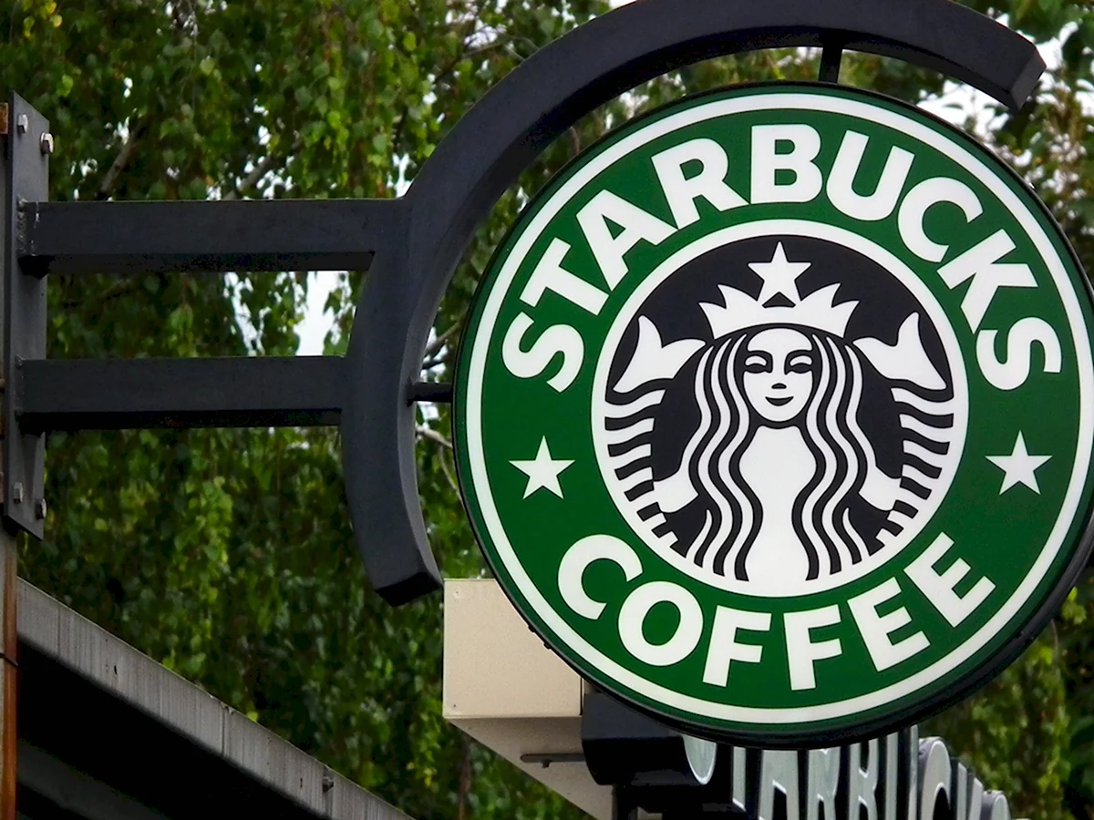 Starbucks временно приостанавливает работу в России
