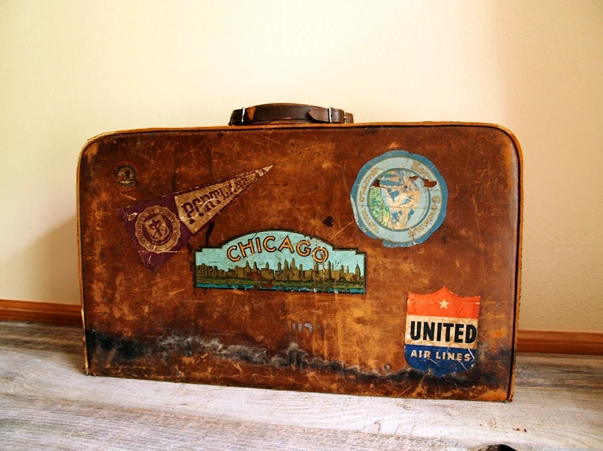 Старый чемодан с наклейками