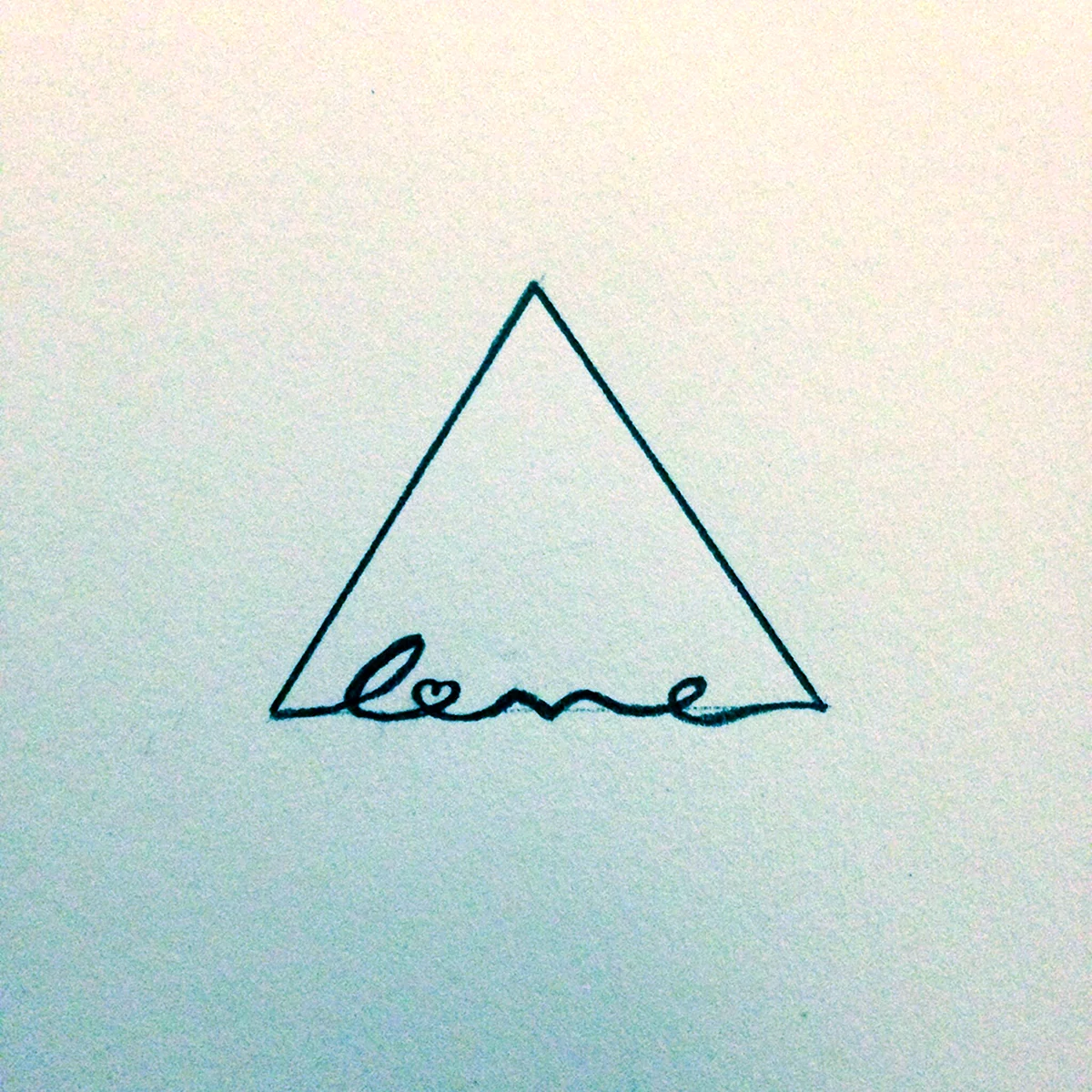Треугольник с надписью