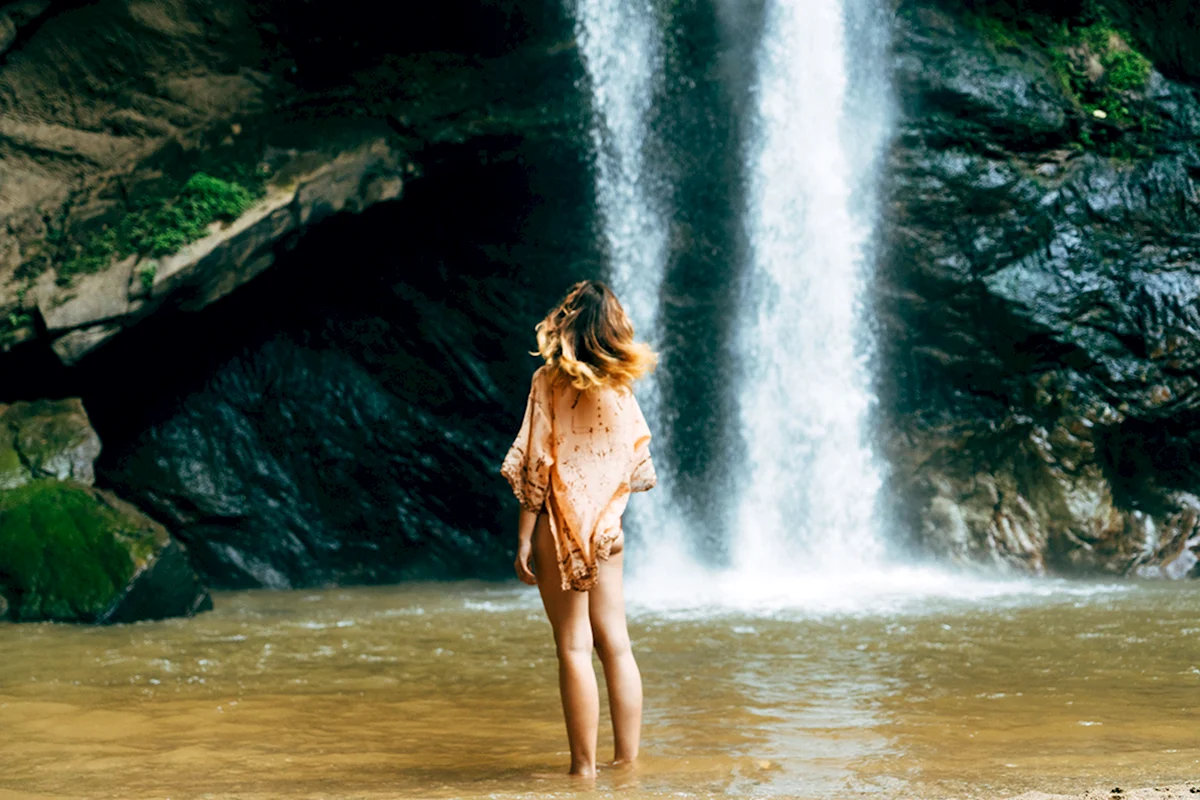 Тропический водопад девушка