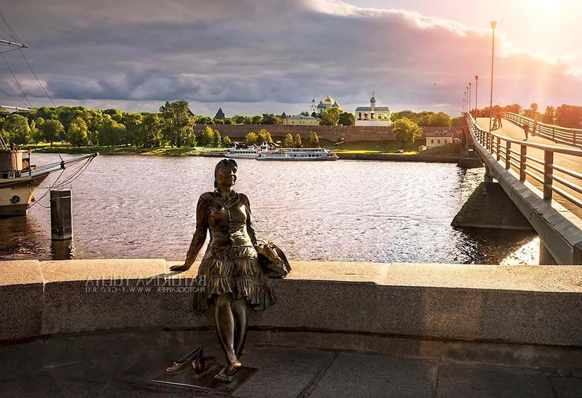 Великий Новгород памятник девушки на набережной