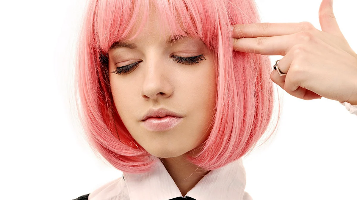 Виктория Блисс с розовыми волосами