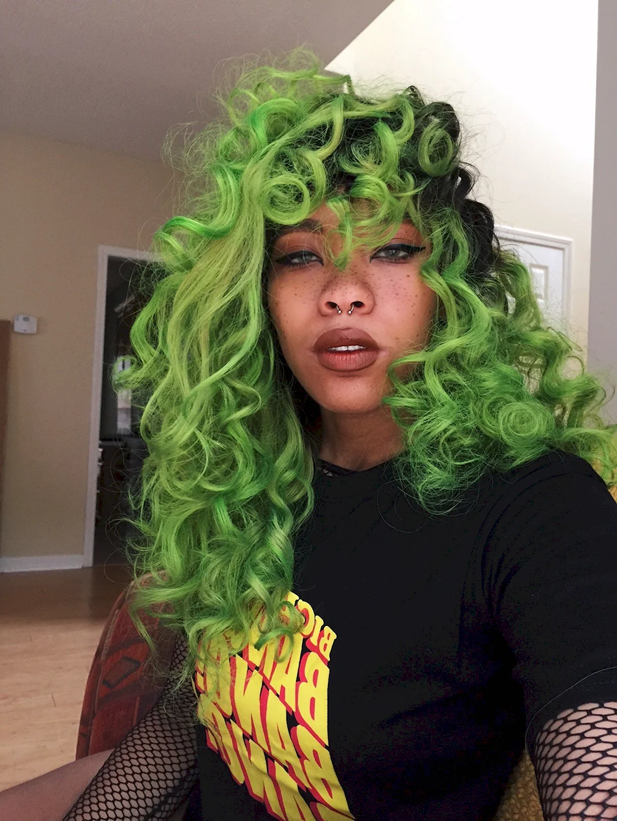Зеленые кучерявые волосы