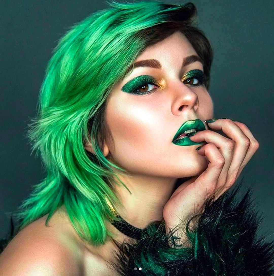 Зеленые волосы и макияж