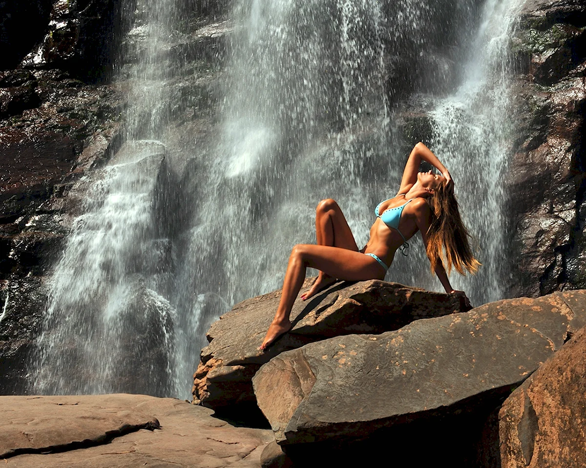 Женщина на фоне водопада