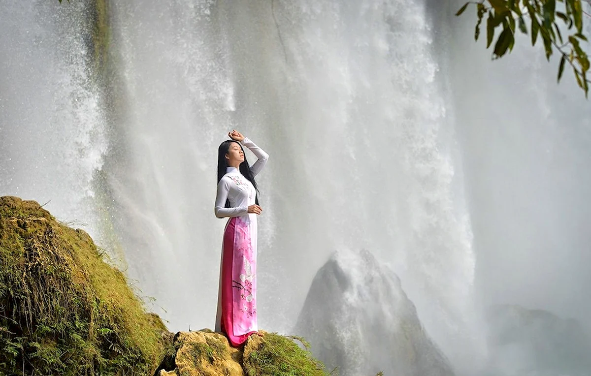 Женщина под водопадом