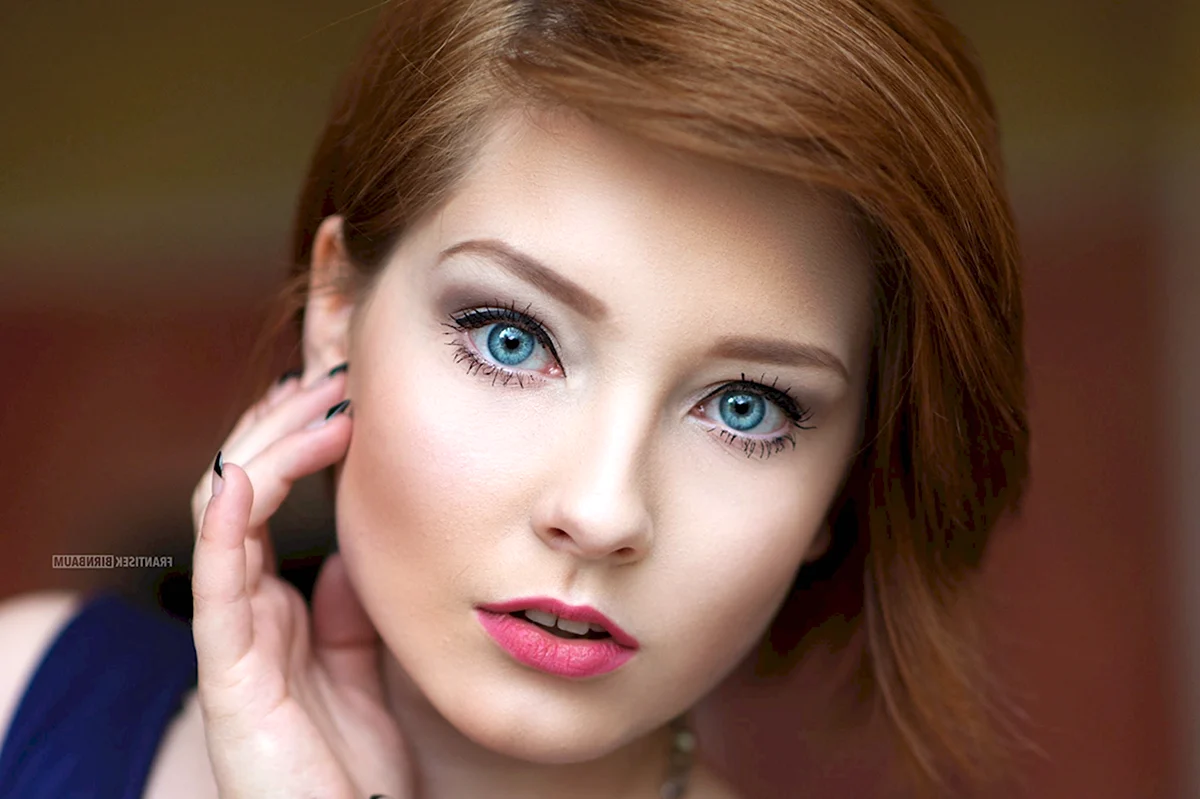 Женщина с голубыми глазами