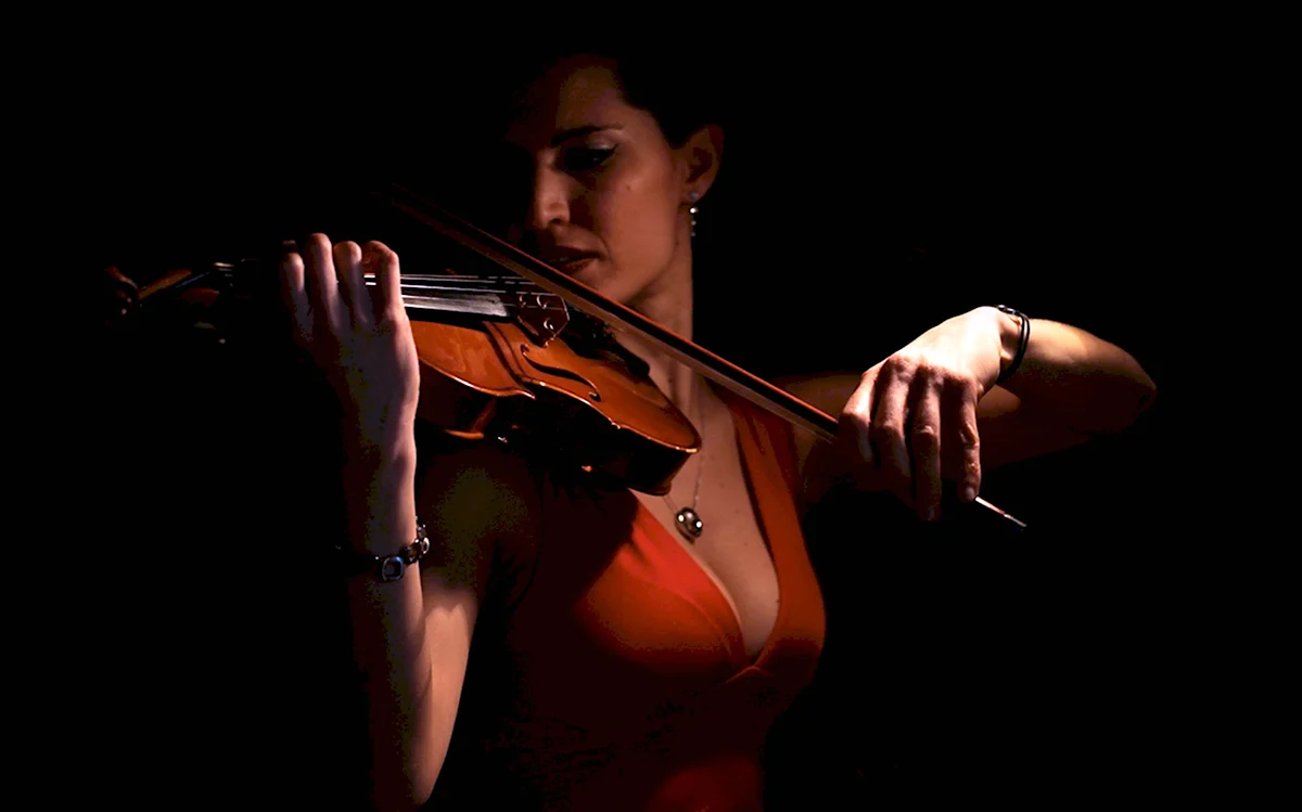 Женщина со скрипкой