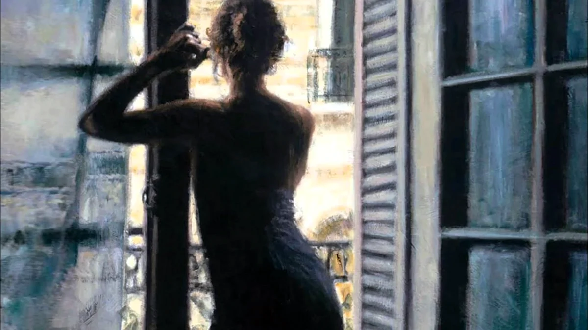 Женщина спиной у окна