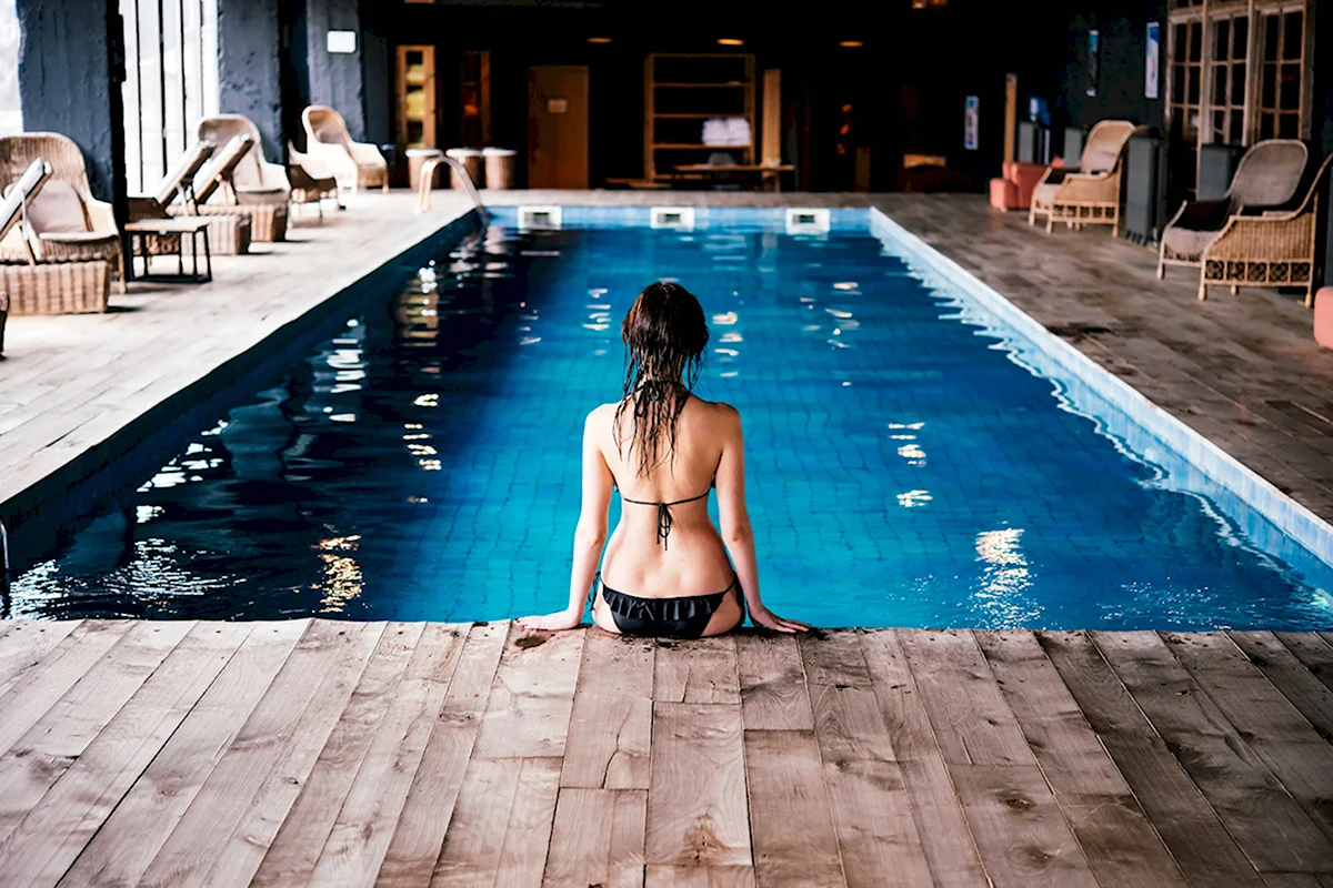 Женщина в бассейне