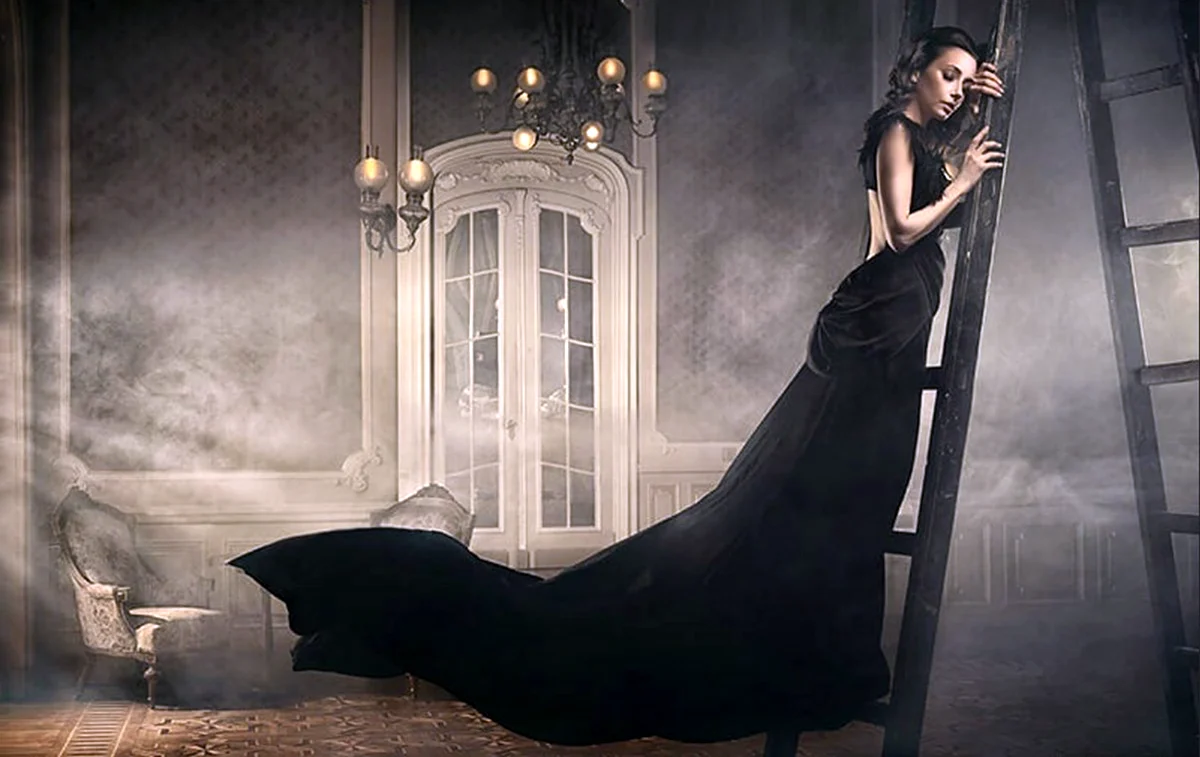 Женщина в черном длинном платье