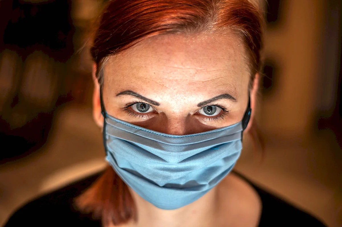 Женщина в маске медицинской