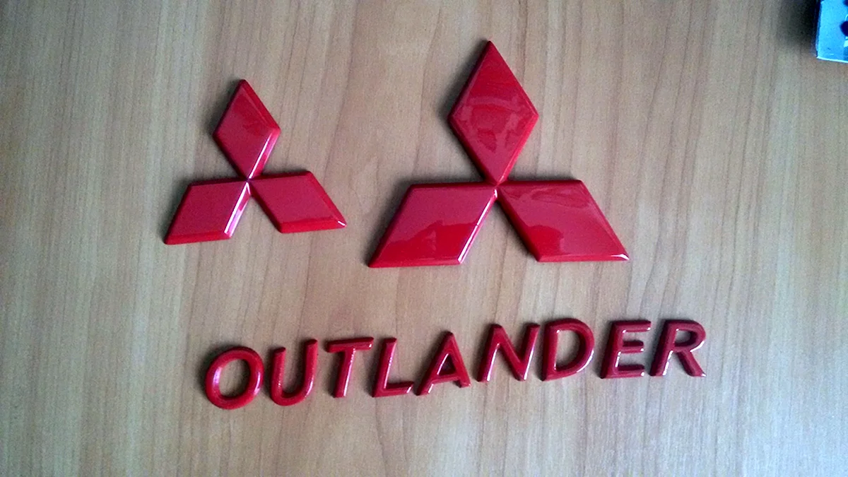 Значок передний Mitsubishi Outlander XL