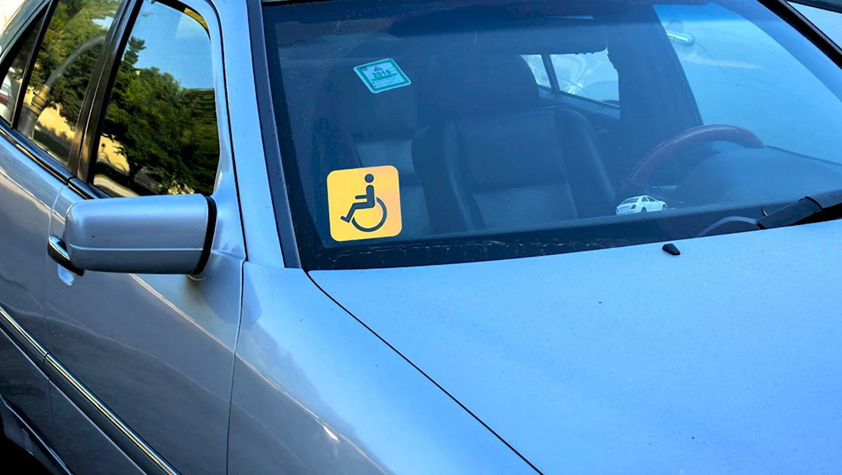 Знак инвалид на лобовом стекле